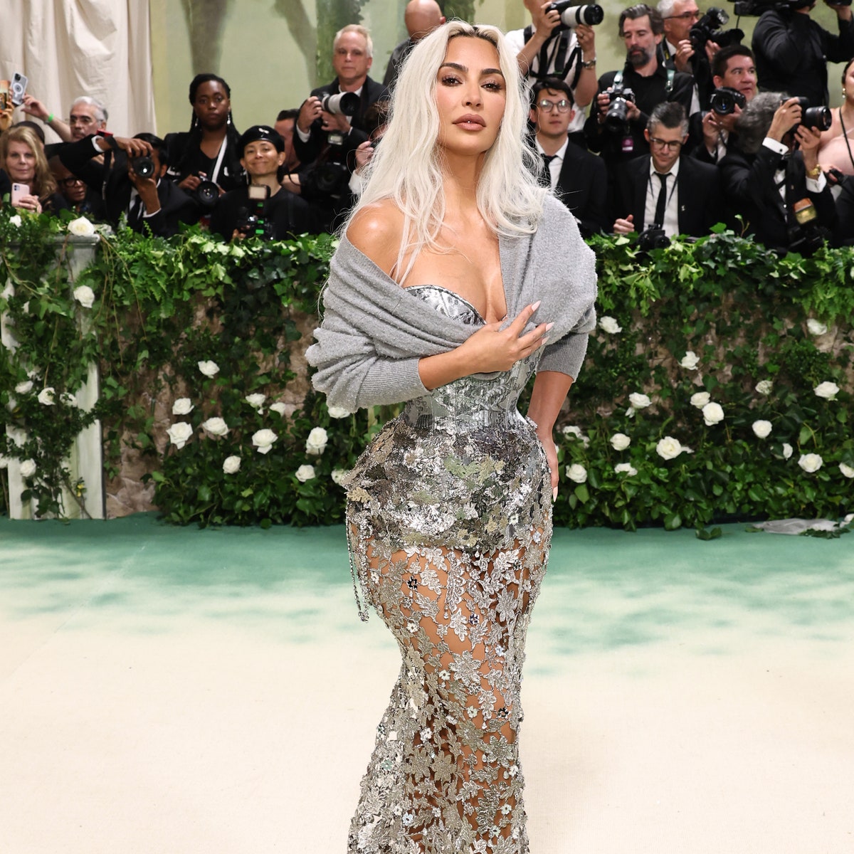 Kim Kardashian opte pour un corset Maison Margiela au Met Gala