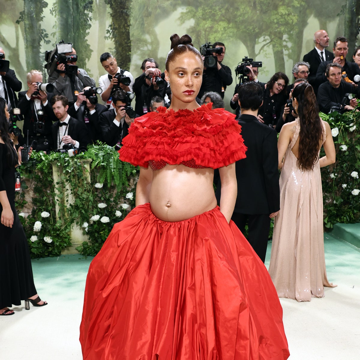 Le mannequin Adwoa Aboah révèle sa grossesse au Met Gala 2024