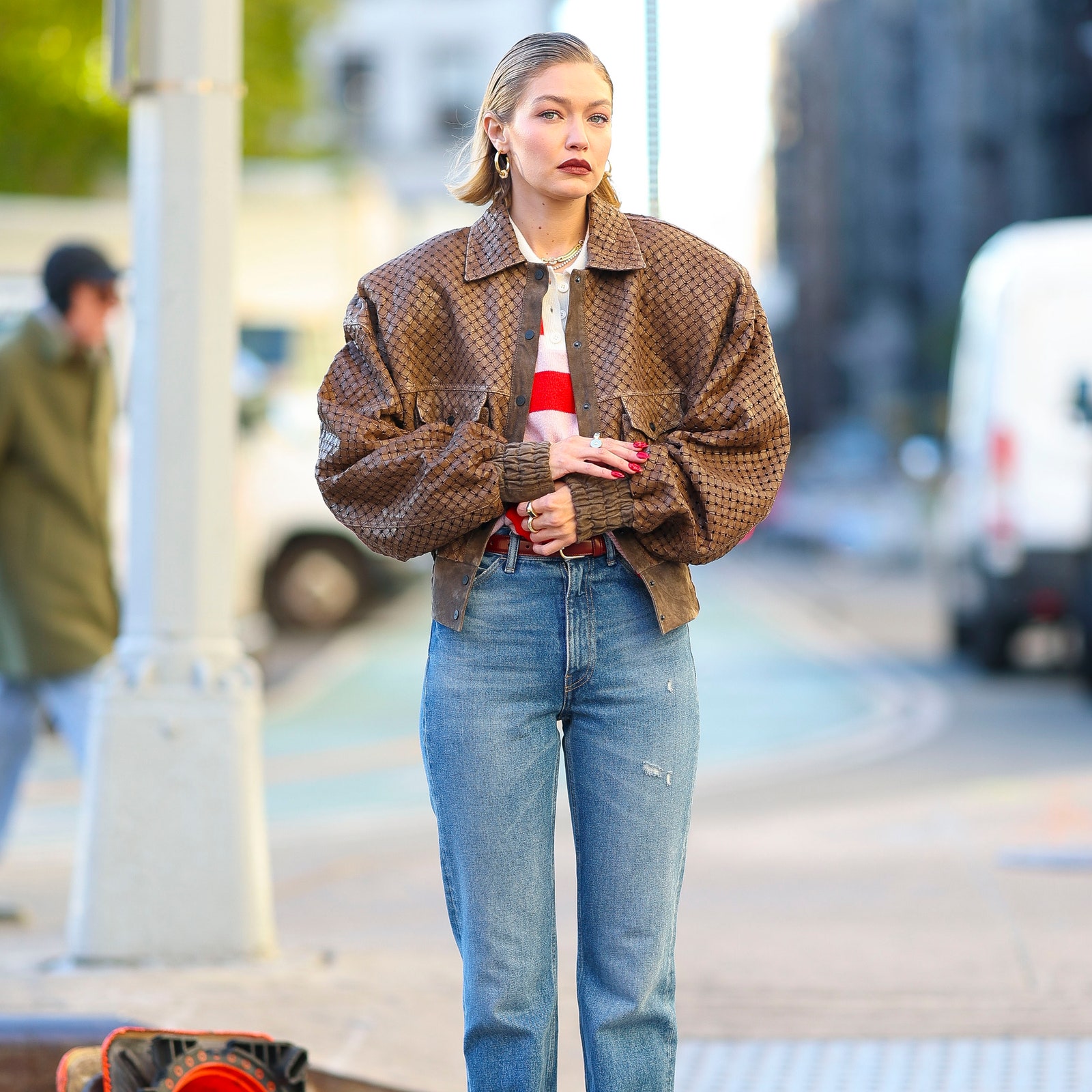 Gigi Hadid fait du mocassin bicolore la pièce maîtresse de l'automne