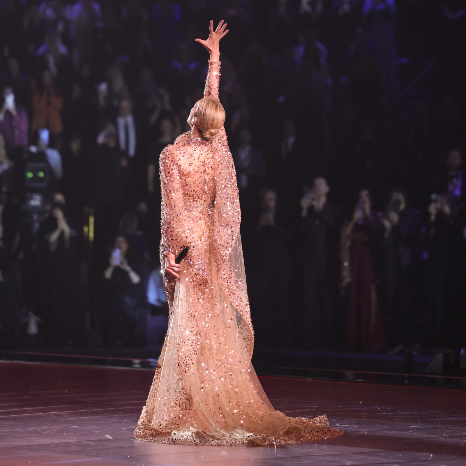 Céline Dion clôt le défilé anniversaire d'Elie Saab à Riyad avec une performance magique