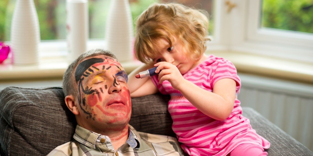 Hija maquillando a su padre