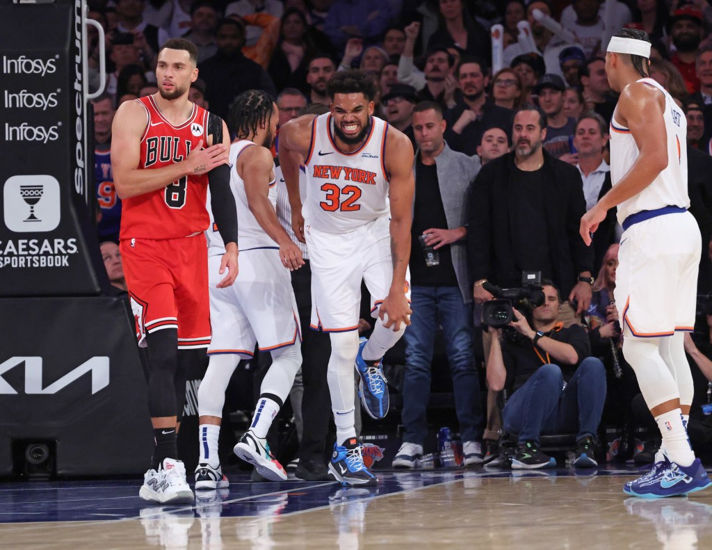 Karl-Anthony Towns grabs his knee during the fourth quarter of the Knicks’ loss to the Bulls on Nov. 13.