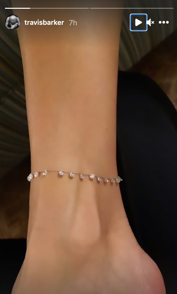 Travis Barker appeared to gift Kourtney Kardashian a diamond anklet. 