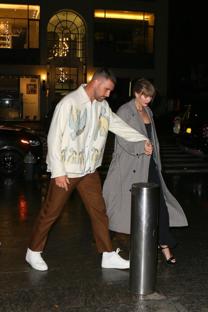 taylor swift and travis kelce holding hands in nyc