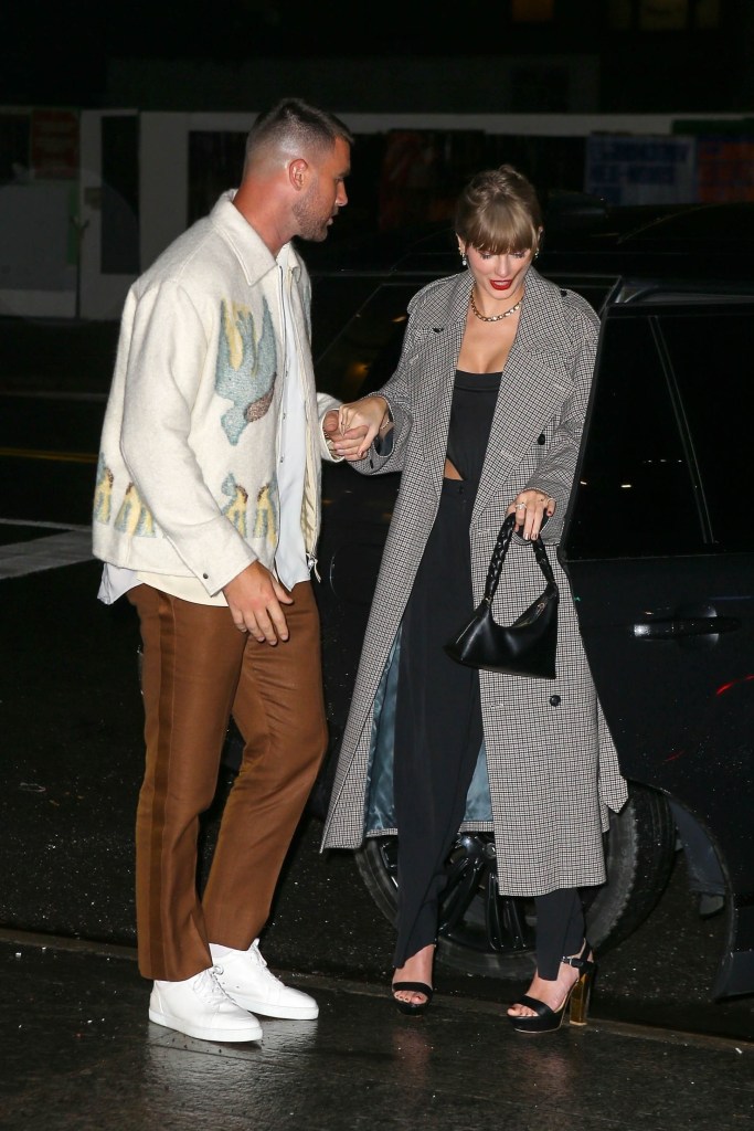 taylor swift and travis kelce holding hands in nyc