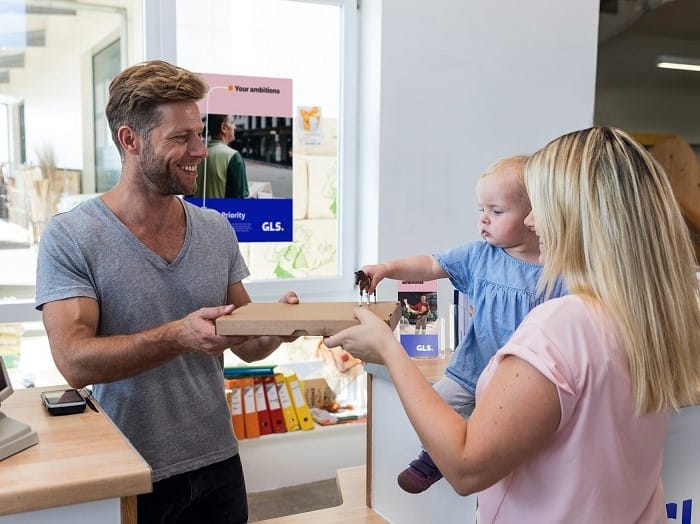 Ein Bevollmächtigter holt ein Paket mit einer Abholberechtigung in einem GLS PaketShop ab