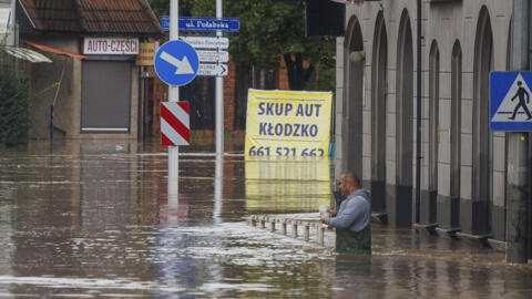 Un homme se tient dans l'eau dans la ville de Kłodzko, dans le sud-ouest de la Pologne, dimanche 15 septembre 2024, après des jours de pluies exceptionnellement fortes.