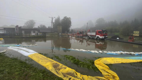 Des pompiers polonais tentent de pomper l'eau et la boue qui submergent les routes de la ville de Glogow, au sud-ouest du pays, le 18 septembre 2024.