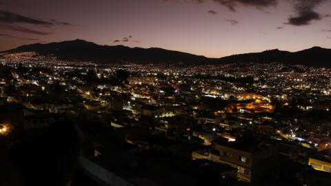 Vista de la ciudad iluminada antes de un apagón nacional programado de ocho horas en Quito, tomada el 18 de septiembre de 2024