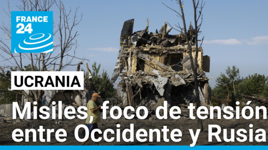 Un vecino observa la destrucción que causó el ataque con misiles rusos en un pueblo de las afueras de Kiev, el 18 de agosto de 2024, en medio de la invasión rusa.