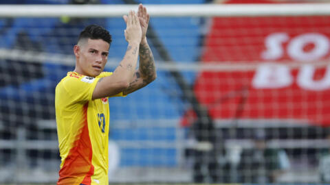 James Rodríguez de Colombia se despide de los hinchas este martes 10 de septiembre, en un partido de las eliminatorias sudamericanas para el Mundial de 2026 entre Colombia y Argentina en el estadio Metropolitano en Barranquilla (Colombia).