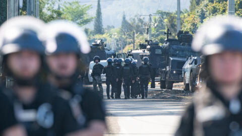 Des gendarmes bloquent une route à Mont-Dore, en Nouvelle-Calédonie, le 19 septembre 2024.