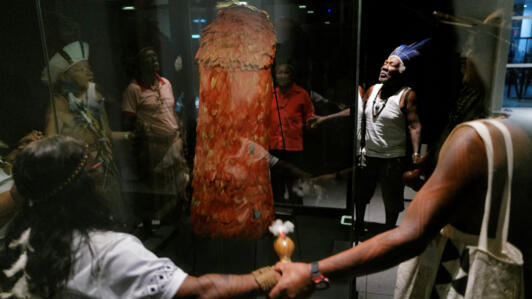 Los indígenas posan junto a la capa tupinamba, un objeto ceremonial con plumas que se usa en rituales religiosos, en el Museo Nacional de Brasil en Río de Janeiro, Brasil, el 11 de septiembre de 2024.