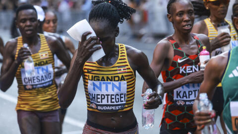 Archivo-La atleta ugandesa Rebecca Cheptegei durante la prueba de maratón de los Mundiales disputados en Budapest, Hungría, el 26 de agosto de 2023. Cheptegei, que participó en los pasados Juegos Olímpicos de París, falleció en el hospital de Kenia en el que ingresó después de haber sido rociada con gasolina presuntamente por su pareja quien le prendió fuego.