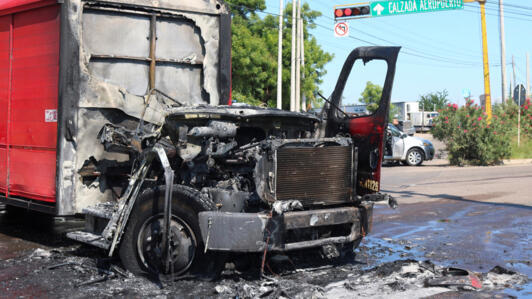 Un camión de reparto quemado se encuentra en una intersección en medio de una ola de violencia entre grupos armados, en Culiacán, México, 11 de septiembre de 2024.