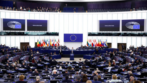 Archivo-Imagen general del Parlamento Europeo, mientras el exjefe del Banco Central Europeo, Mario Draghi, presenta un informe ante los legisladores. En Estrasburgo, Francia, el 17 de septiembre de 2024.