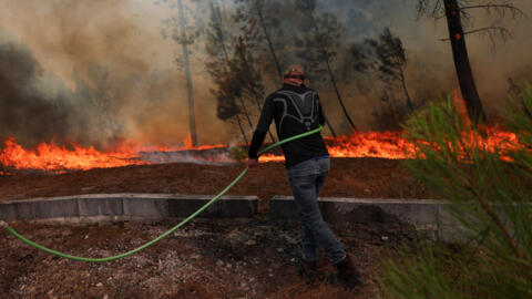 Un hombre intenta extinguir un incendio forestal en Sao Pedro do Sul, Portugal, el 18 de septiembre de 2024.