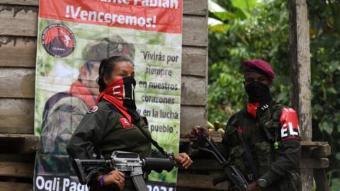 Rebeldes del Ejército de Liberación Nacional (ELN) hacen guardia cerca del río Baudó en la provincia de Chocó, Colombia, el 26 de octubre de 2023.