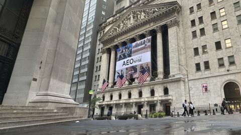 La Bolsa de Valores de Nueva York, con un cartel de American Eagle Outfitters, el martes 17 de septiembre de 2024, en Nueva York.