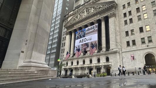 La Bolsa de Valores de Nueva York, con un cartel de American Eagle Outfitters, el martes 17 de septiembre de 2024, en Nueva York.