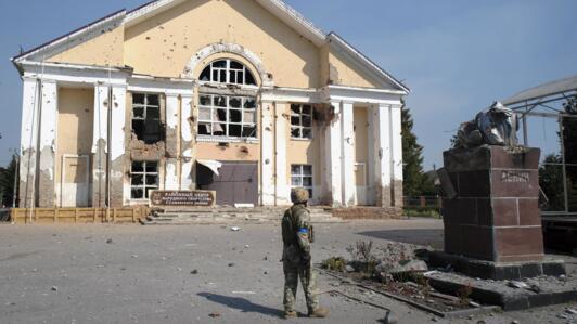 Un militar ucraniano se encuentra cerca de un edificio dañado en el centro de la ciudad de Sudzha, en el territorio controlado por Ucrania de la región rusa de Kursk, el 21 de agosto de 2024.