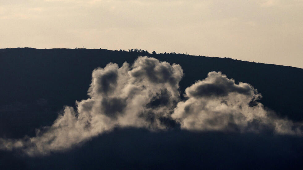 Archivo-Una fotografía tomada desde el norte de Israel a lo largo de la frontera con el Líbano muestra columnas de humo después de un ataque israelí contra la aldea libanesa de Kfar Kila, el 18 de septiembre de 2024.