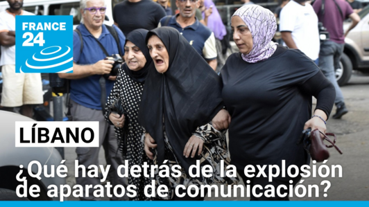 Familiares y amigos de heridos llegan al Centro Médico de la Universidad Americana de Beirut (AUBMC) tras la explosión de numerosos dispositivos inalámbricos de miembros de Hezbolá en Beirut (Líbano), el 17 de septiembre de 2024.