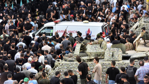 Des soldats de l'armée libanaise montent la garde alors qu'une ambulance arrive après l'explosion d'un appareil dans la banlieue sud de Beyrouth, le 18 septembre 2024.