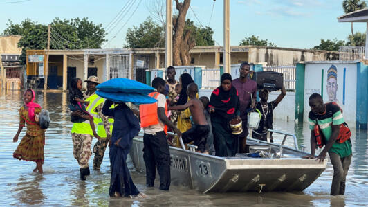 Les secouristes de l'État de Yobe et les soldats nigérians sauvent les personnes des zones inondées à Maiduguri, dans le nord de l'État de Borno, au Nigeria, le 12 septembre 2024.