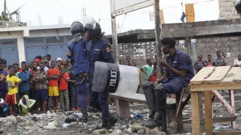 Police officers outside Kinshasa's Makala prison, in the DRC, following a riot on 2 September, 2024. 