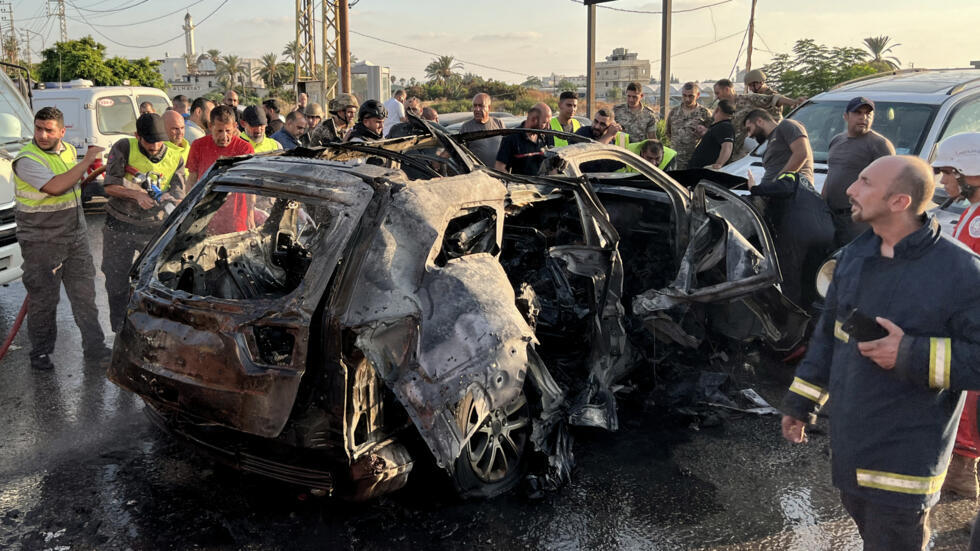 Les restes d'un véhicule calciné dans la ville libanaise de Saïda après la frappe israélienne qui a tué un responsable militaire du Hamas, ce vendredi 9 août 2024.