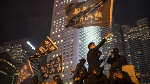 Un manifestant tient un drapeau sur lequel est écrit « Libérez Hong Kong, Révolution de notre temps », inscription à l'origine de la condamnation de Chu Kai-pong, lors d'une manifestation à Hong Kong, le 12 décembre 2019. (Image d'illustration)