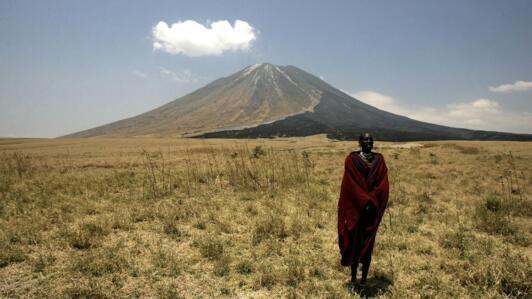 Un membre de la tribu Massai se tient sur les pentes menant au volcan Ol Doinyo Lengai dans la zone de conservation du Ngorongoro, dans le nord de la Tanzanie, le 30 août 2007. (Image d'illustration)