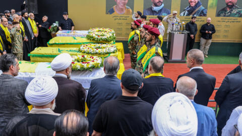 Guerrilheiros e apoiantes do Hezbollah compareceram nos funerais da vítimas dos ataques de Israel.