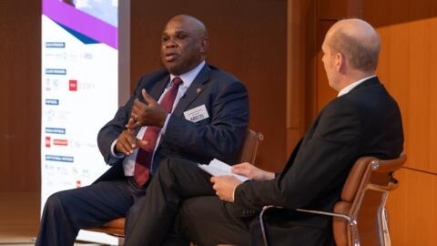 De gauche à droite : Benedict Okey Oramah, président du conseil d'administration d'Afreximbank, en conversation avec Michael Rheinegger, directeur général du Swiss-African Business Circle.