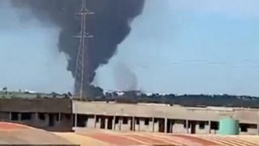 De la fumée s'élève de l'aéroport international qui a été attaqué par des insurgés à Bamako, au Mali, le 17 septembre 2024, dans cette capture d'écran obtenue à partir d'une vidéo sur les réseaux sociaux.