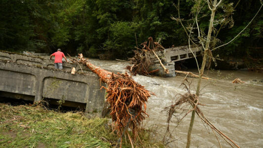 Un habitant se tient sur un pont cassé à Cette-Eygun après une inondation provoquée de fortes pluies, dans le sud-ouest de la France, le 8 septembre 2024. (Image d'illustration)