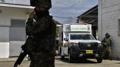 Soldados hacen guardia mientras una ambulancia transporta a un herido en un ataque atribuido a la guerrilla del ELN en Arauca, Colombia, el 17 de septiembre de 2024.