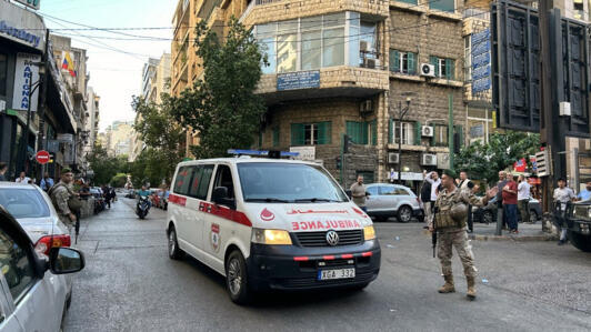 Une ambulance transporte des combattants du Hezbollah blessés, au centre médical de l'Université américaine de Beyrouth, le 17 septembre 2024. Des dispositifs de radiomessagerie ont explosé simultanément à travers le Liban le 17 septembre, dans ce qu'une source proche du mouvement militant a qualifié de « violation israélienne » de ses communications.