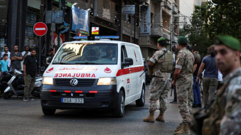 Una ambulancia llega al Centro Médico de la Universidad Americana de Beirut (AUBMC) mientras más de 1.000 personas, incluidos combatientes de Hezbolá y médicos, resultan heridos al explotar en todo el Líbano los localizadores que utilizan para comunicarse, según una fuente de seguridad, en Beirut, Líbano, 17 de septiembre de 2024. 