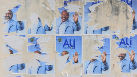 Vue générale des affiches de campagne déchirées du président gabonais déchu Ali Bongo Ondimba et de son parti politique, le Parti démocratique gabonais (PDG), à Libreville, le 7 septembre 2023.