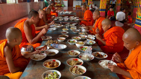 ពិធីភ្ជុំបិណ្ឌ៖ ពលរដ្ឋខ្មែរចេញទៅធ្វើបុណ្យទាំងសេដ្ឋកិច្ចគ្រួសារកំពុងយ៉ាប់យឺន