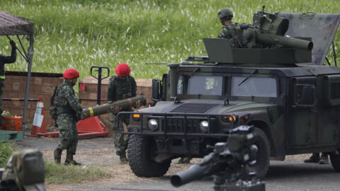 Wanajeshi husogeza kombora la la BGM-71A kwenye gari maalumu ya kubeba makombora ya M1167 HMMWV (High Mobility Multipurpose Wheeled Vehicle) wakati wa mazoezi ya kijeshi katika Kaunti ya Pingtung, kusini mwa Taiwan, Jumatatu, Agosti 26, 2024.