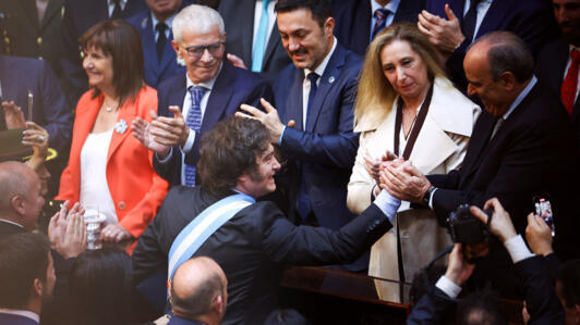 O presidente argentino Javier Milei cumprimenta o chefe de gabinete Guillermo Francos e a secretária geral da presidência Karina Milei. O presidente Javier Milei apresentou o orçamento do ano fiscal de 2025, no Congresso Nacional em Buenos Aires, Argentina.