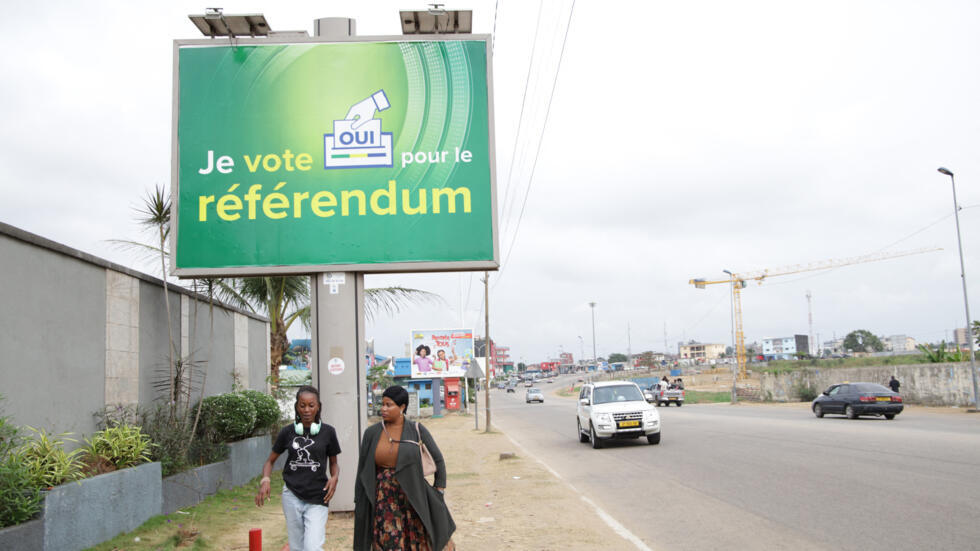 Affiche électorale pour le référendum constitutionnel à venir, à Libreville le 29 août 2024.