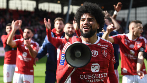 Mahdi Camara célèbre sa victoire lors du match de football de L1 entre le Stade Brestois 29 (Brest) et le Toulouse FC au Stade Francis-Le Ble à Brest, le 2 avril 2023.