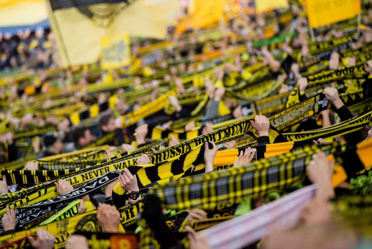 Samstag 28.02.2015, 1. Fussball - Bundesliga Saison 14/15 -  23. Spieltag in Borussia,
BV Borussia Dortmund - FC Schalke 04, 
BVB Fans Signal Iduna Park , Schals

Copyright:
Borussia Dortmund GmbH & Co. KGaA
Rheinlanddamm 207-209
44137 Dortmund



