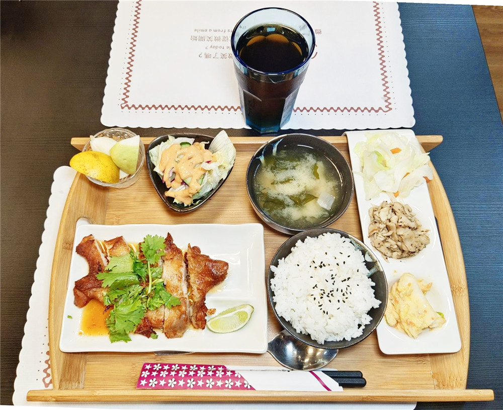 台中大潤發美食｜微笑家庭食堂,份量足又平價