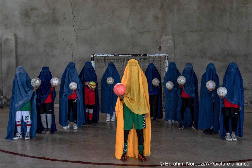 An Afghan women's soccer team poses for a photo in Kabul, Afghanistan, in 2022 | Photo: picture alliance / AP Photo / Ebrahim Noroozi