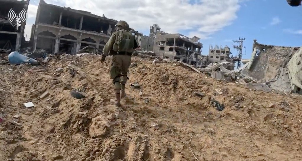 An Israeli soldier seen on patrol in Gaza in November 2023 | Photo: Reuters
